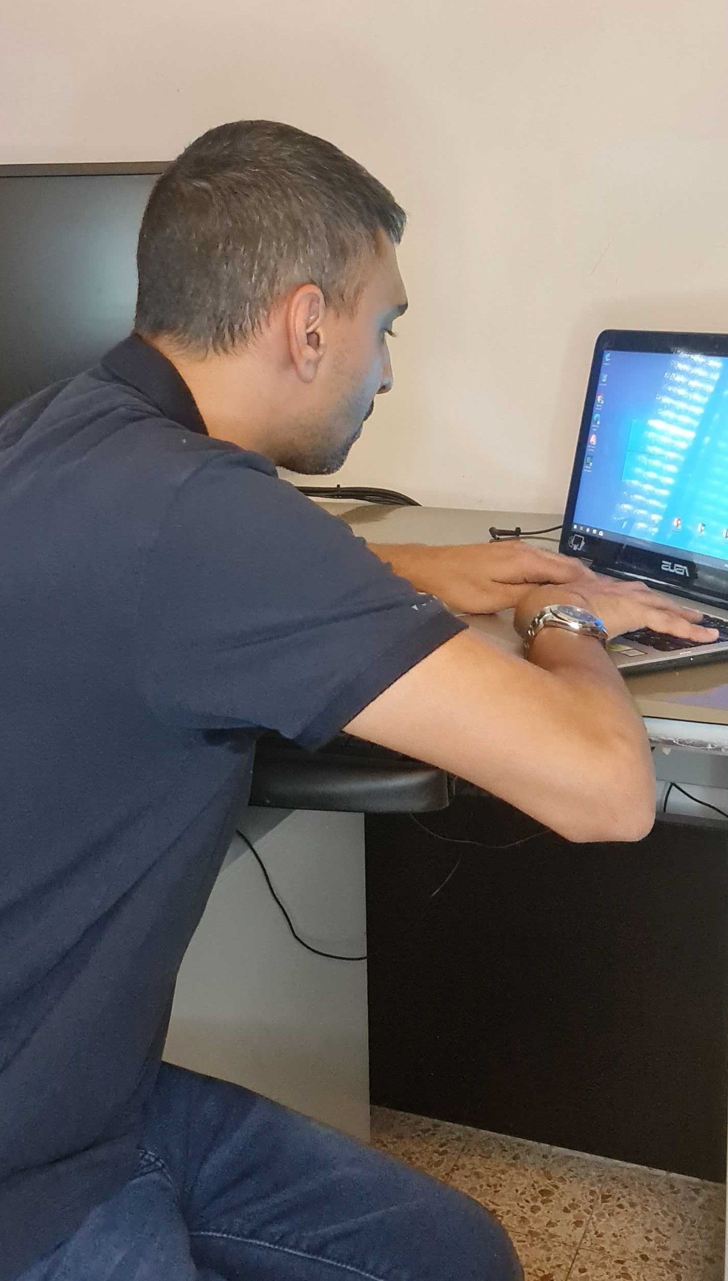 משה מפעיל מחדש לפטופ