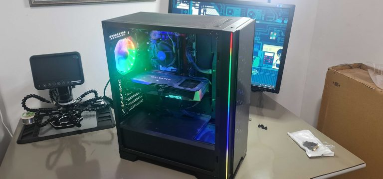 מחשב נייח גיימינג מואר בצבעים ירוק כחול