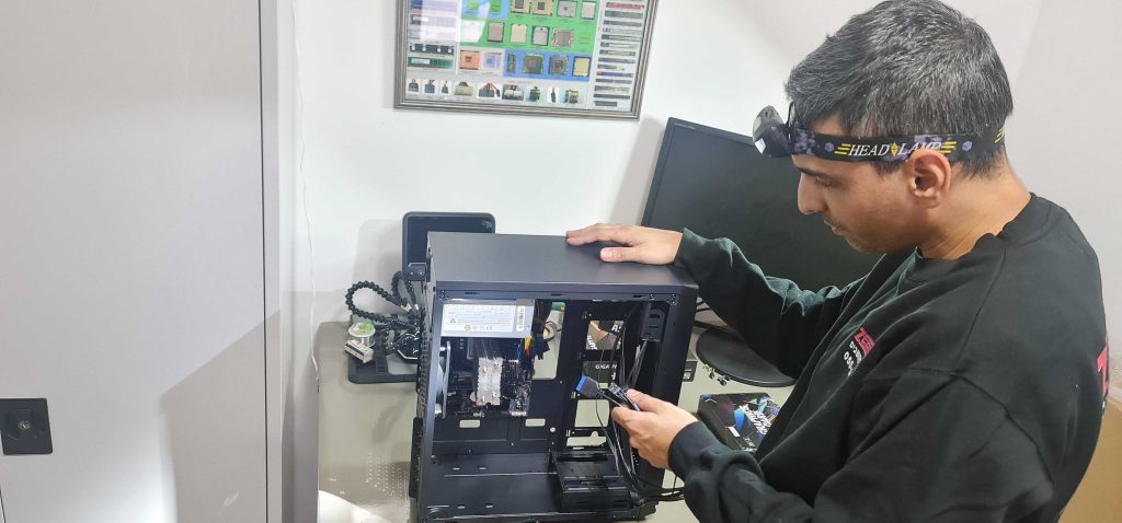 משה הטכנאי מתקן מחשב נייח