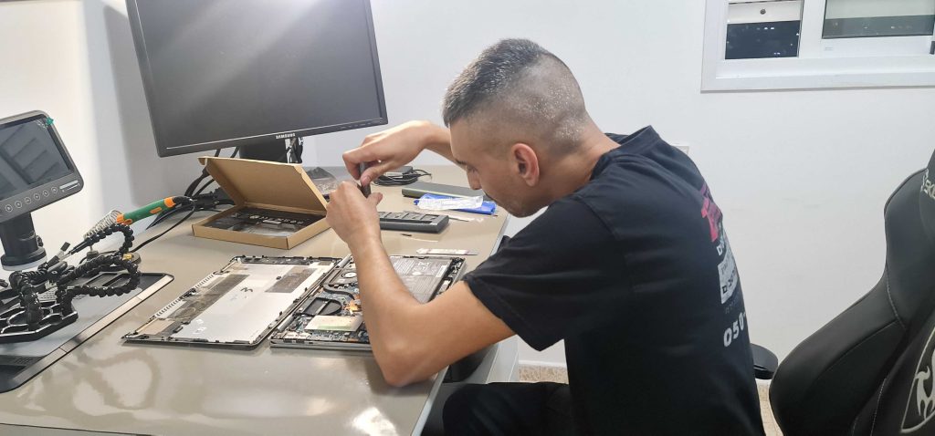 משה טכנאי מחשבים חיפה מתקן חלקי חילוף של מחשב