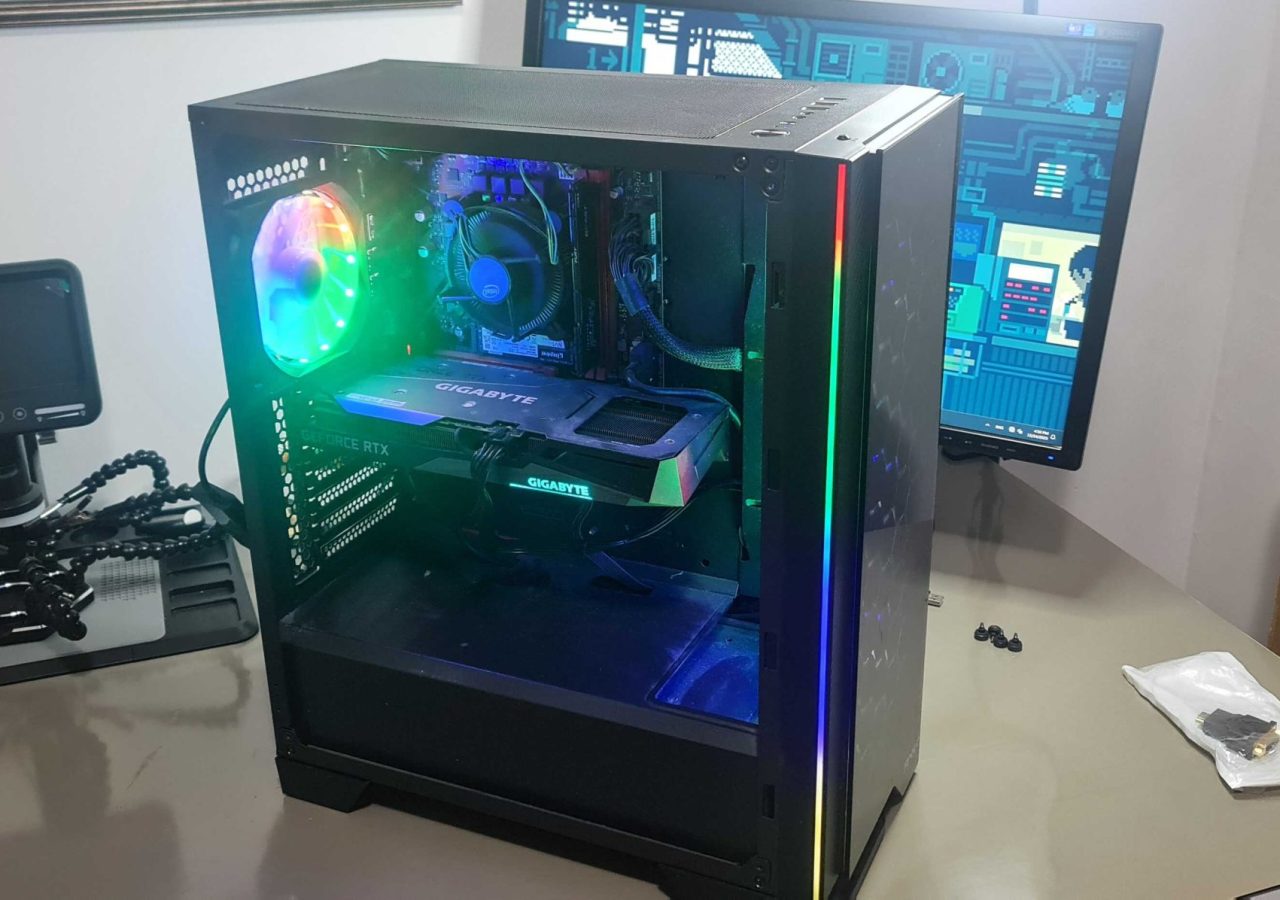 מחשב נייח גיימינג מואר בצבעים ירוק כחול