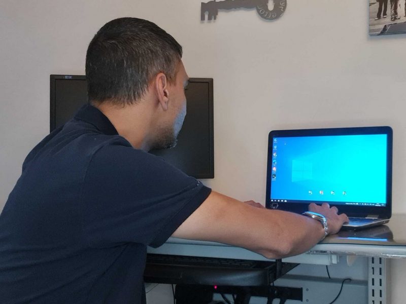 משה מפעיל מחדש מחשב נייד