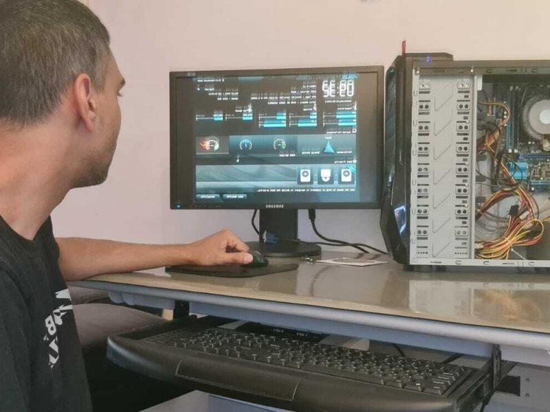 משה הטכנאי מתקן וירוס במחשב