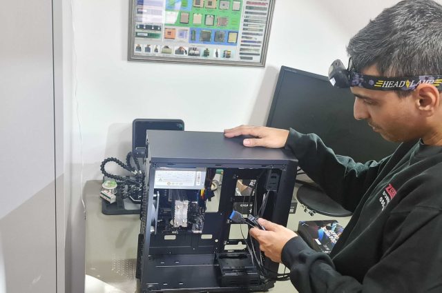 משה הטכנאי מתקן מחשב נייח