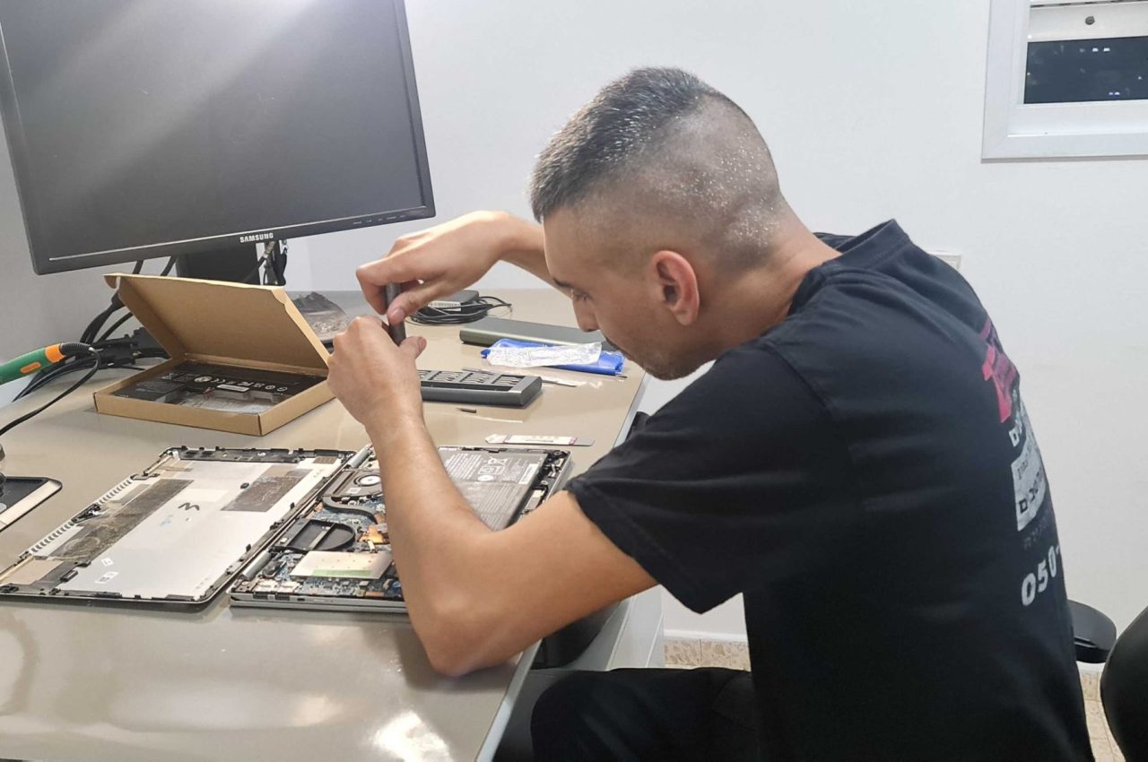 משה טכנאי מחשבים חיפה מתקן חלקי חילוף של מחשב