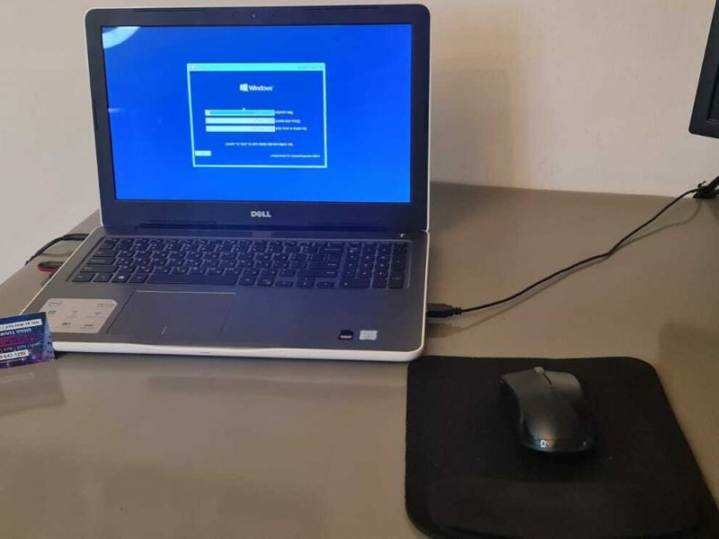 תמונה של מחשב נייד עם תקלה במסך כחול