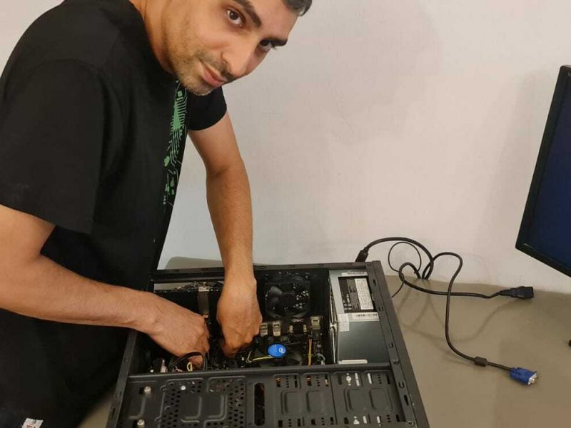 משה מתקן מחשב נייח