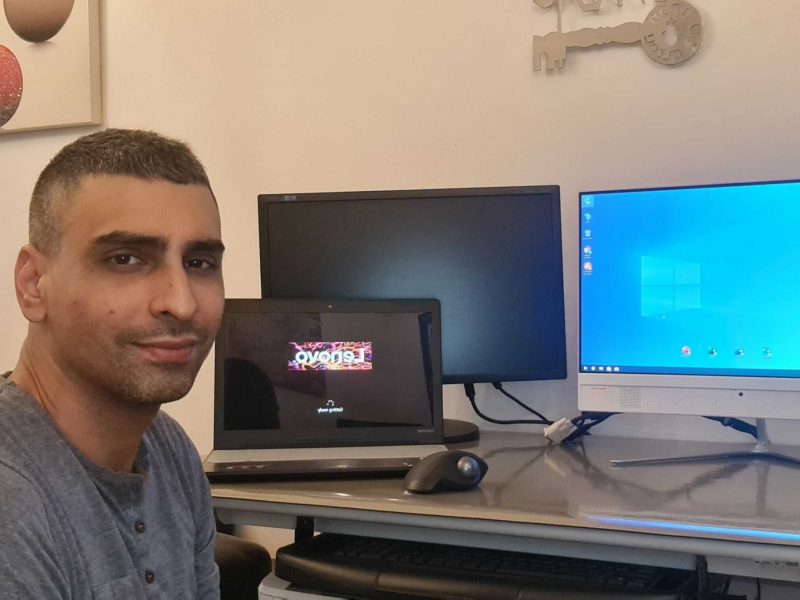 משה מסתכל וברקע מחשבים