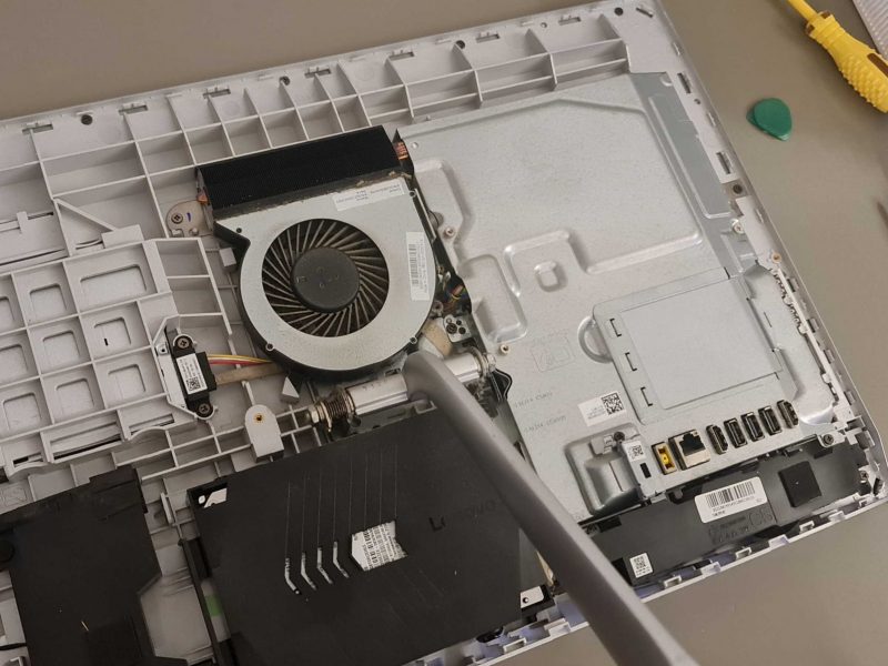 חלקים מפורקים של מחשב